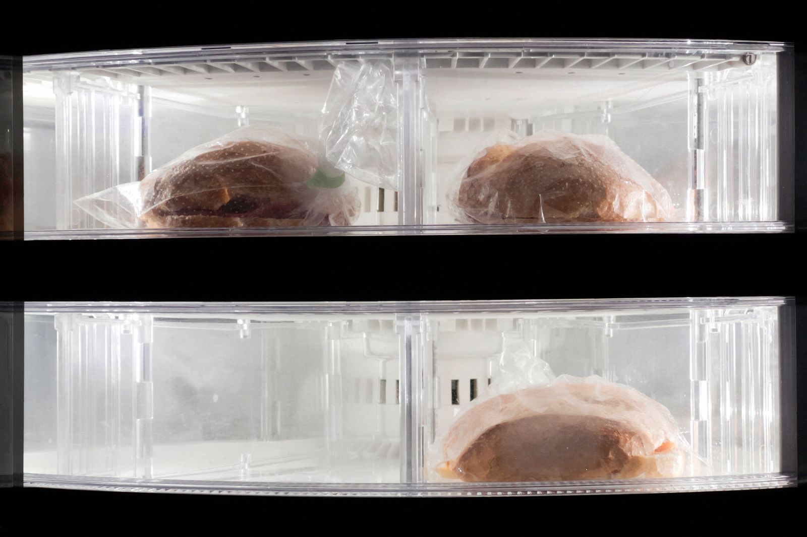 Fleisch in den Schubladen eines Kühlschranks