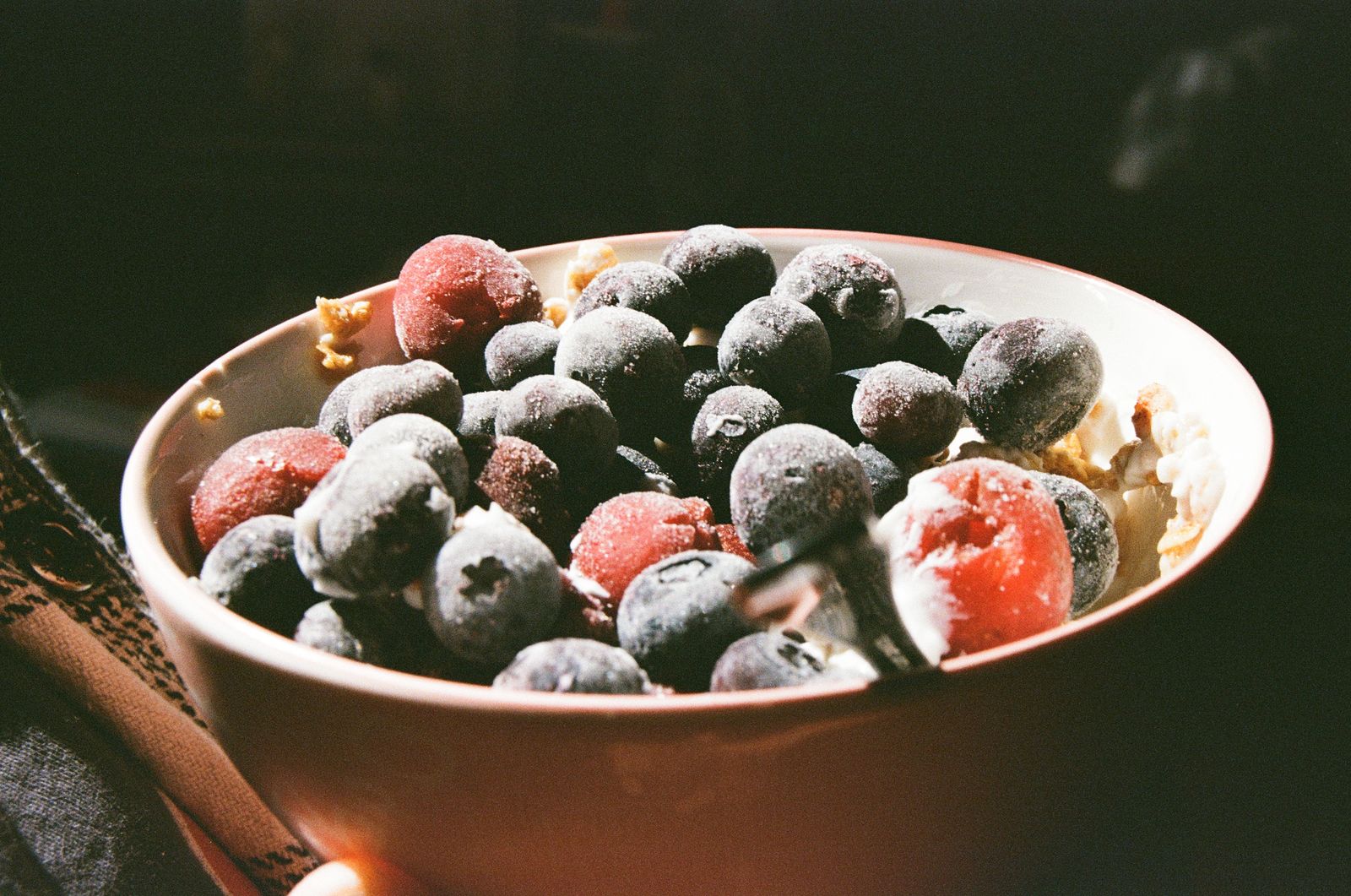 Schale mit gefrorenen Beeren
