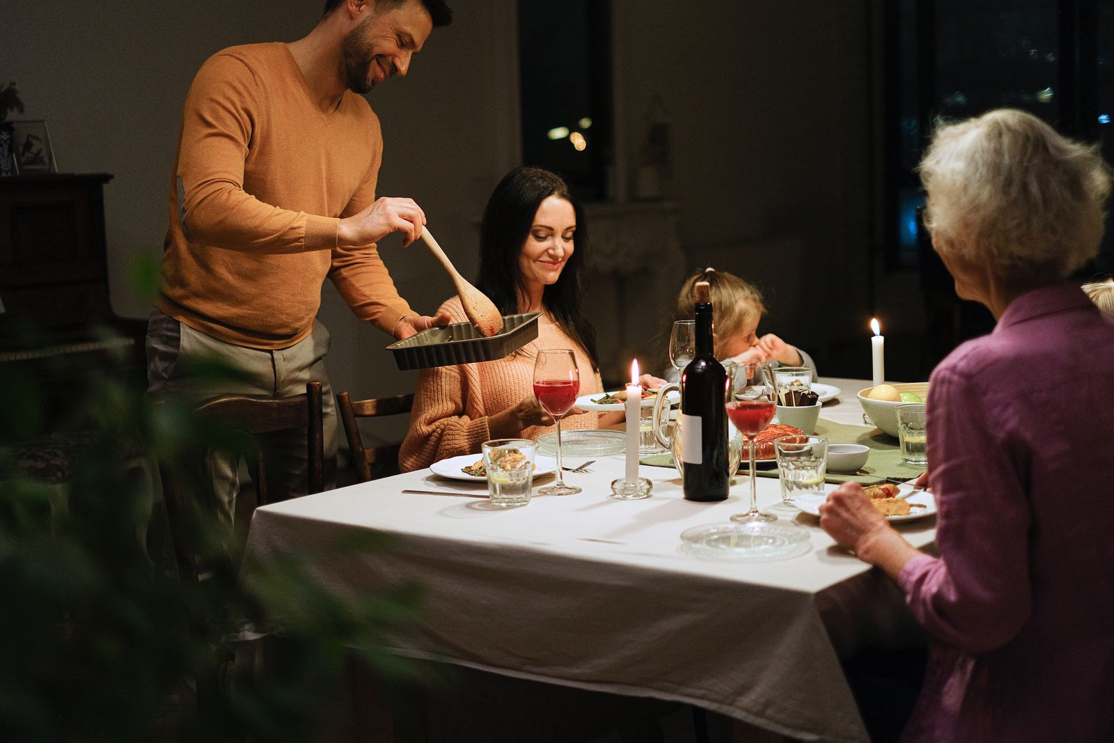 Familie beim Abendessen mit Kerzen